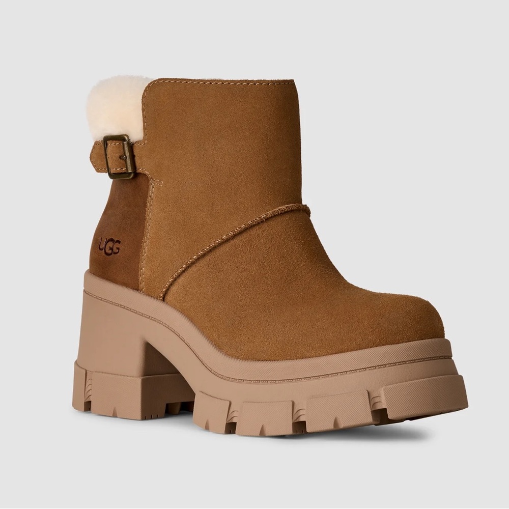 UGG Tan Platform Ankle Boots with Cream Lining 
W Brooklyn Buckle chestnut